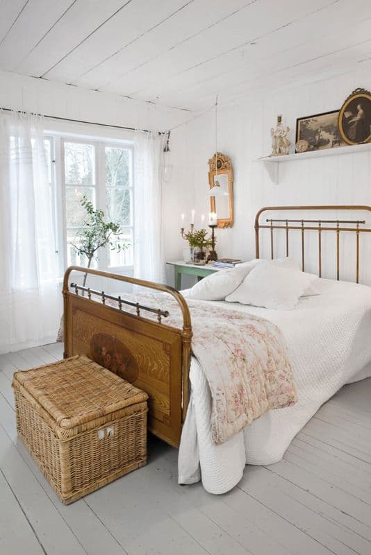 cottage-bedroom-vintage-bed