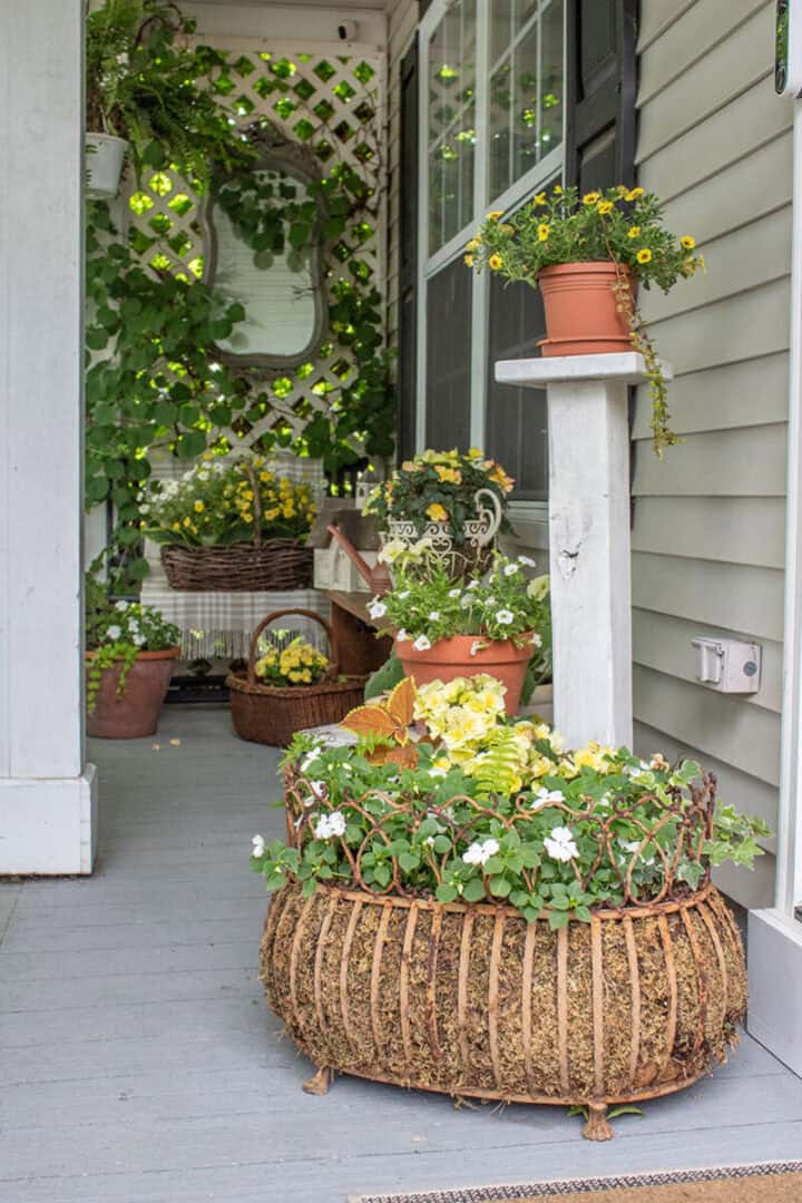 how-to-line-a-cast iron planter-with-moss