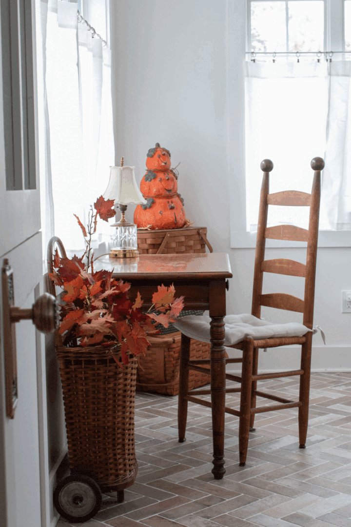 vintage-fall-and-halloween-decor-the-honeycomb-home