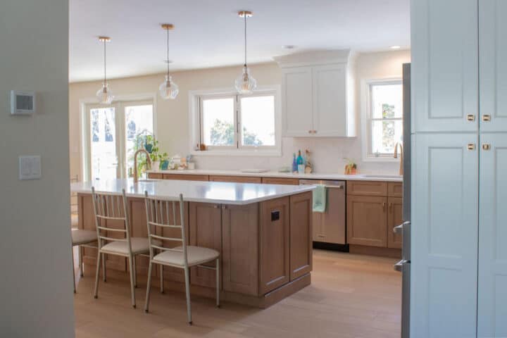 white-and-brown-kitchen-cabinet-ideas